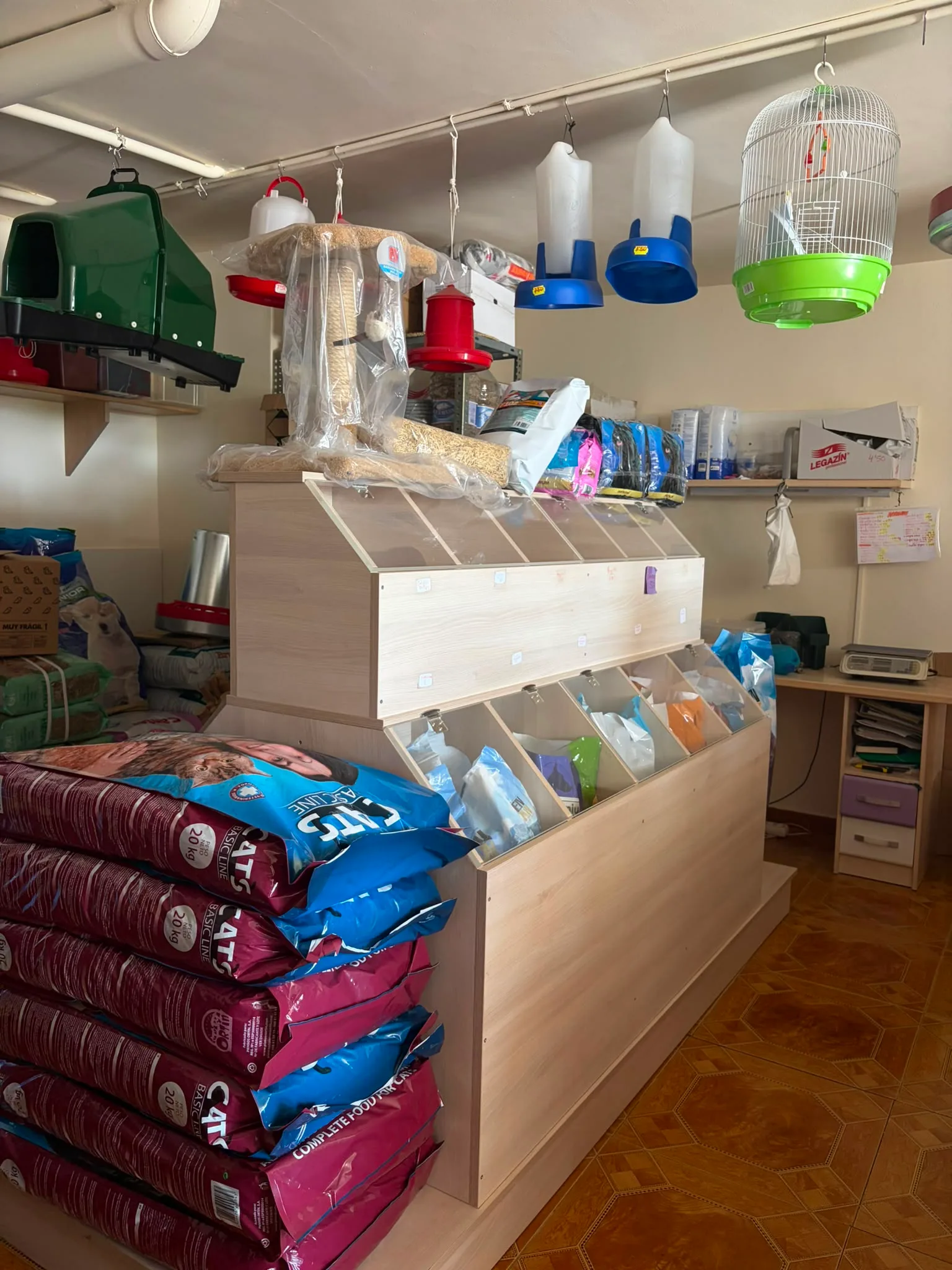 Dispensadores a granel y báscula en el interior de la tienda